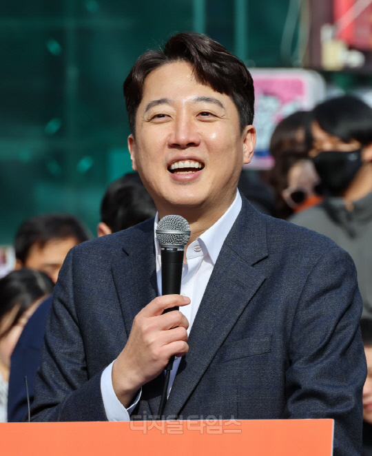 이준석 개혁신당 의원이 2일 서울 마포구 홍대 레드로드 버스킹거리에서 정치 현안 관련 기자회견을 하고 있다. 박동욱기자 fufus@dt.co.kr